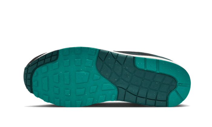 air-max-1-liverpool-lebron-james-socksforsport