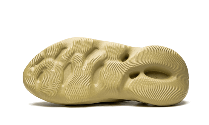 yeezy-foam-rnnr-sulfur-socksforsport