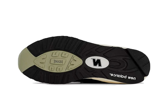 990-v2-made-in-usa-black-socksforsport