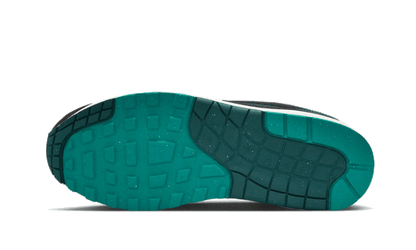 air-max-1-liverpool-lebron-james-socksforsport
