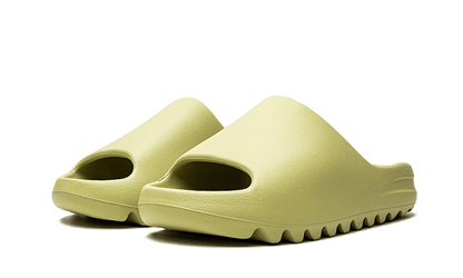 yeezy-slide-resin-restock-pair-socksforsport