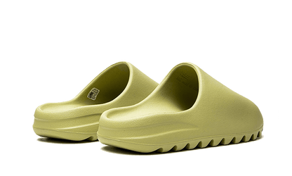 yeezy-slide-resin-restock-pair-socksforsport
