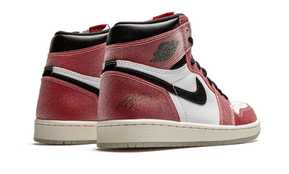 air-jordan-1-retro-high-trophy-room-chicago-friends--family-socksforsport