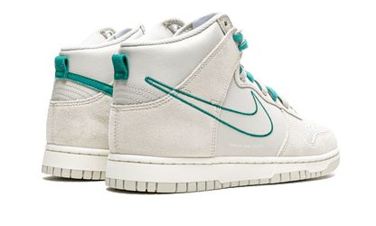 dunk-high-first-use-light-bone-green-noise-socksforsport