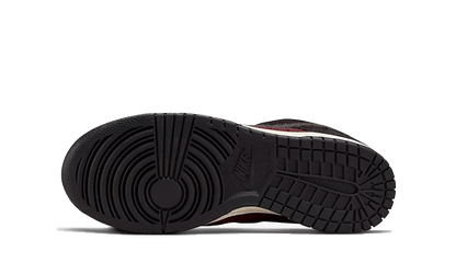 dunk-low-se-fleece-burgundy-crush-socksforsport