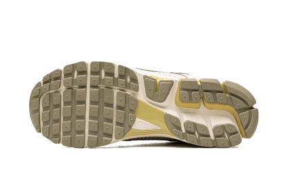 zoom-vomero-5-light-bone-medium-olive-socksforsport