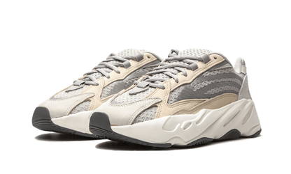 yeezy-700-v2-cream-socksforsport