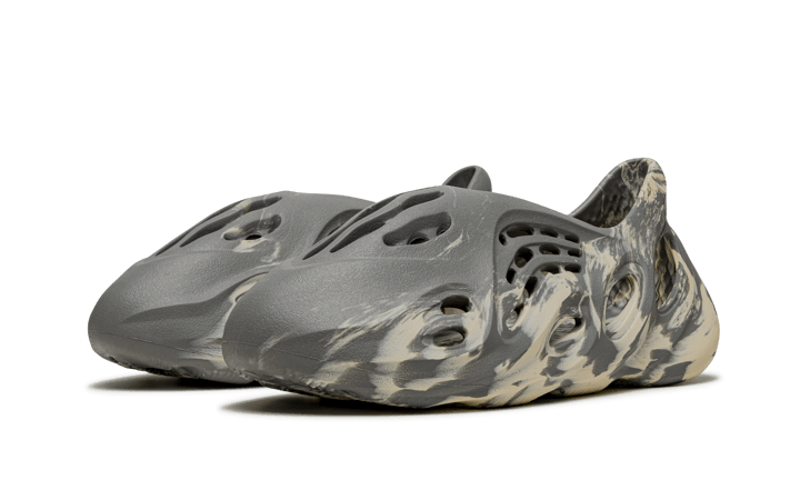 yeezy-foam-rnnr-mxt-moon-gray-socksforsport