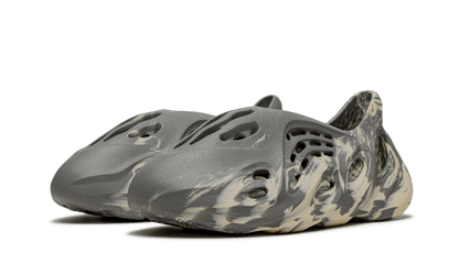 yeezy-foam-rnnr-mxt-moon-gray-socksforsport