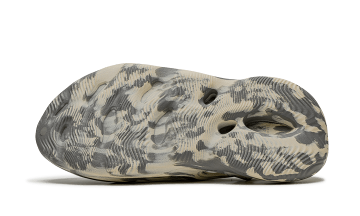 yeezy-foam-rnnr-mxt-moon-gray-socksforsport