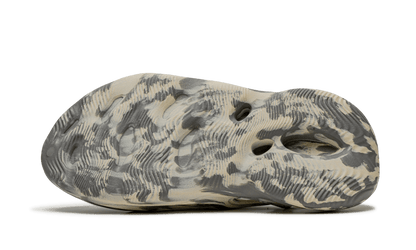 yeezy-foam-rnnr-mxt-moon-gray-socksforsport