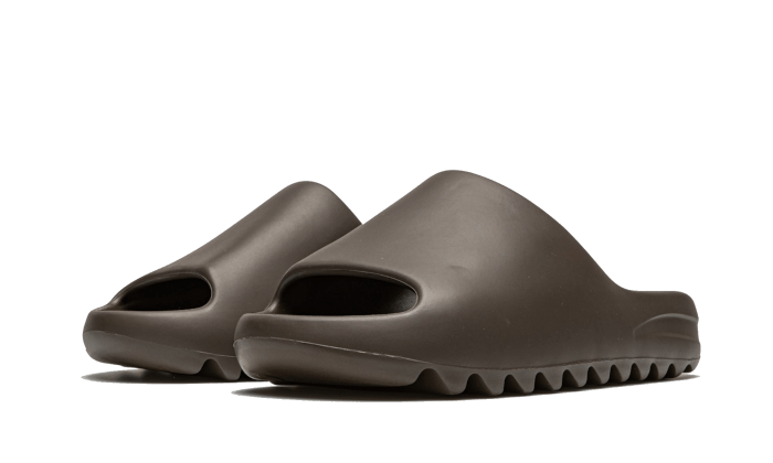 yeezy-slide-soot-socksforsport